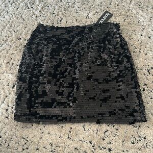 Women’s size 4 boohoo circle disk sequin mini skirt in black
